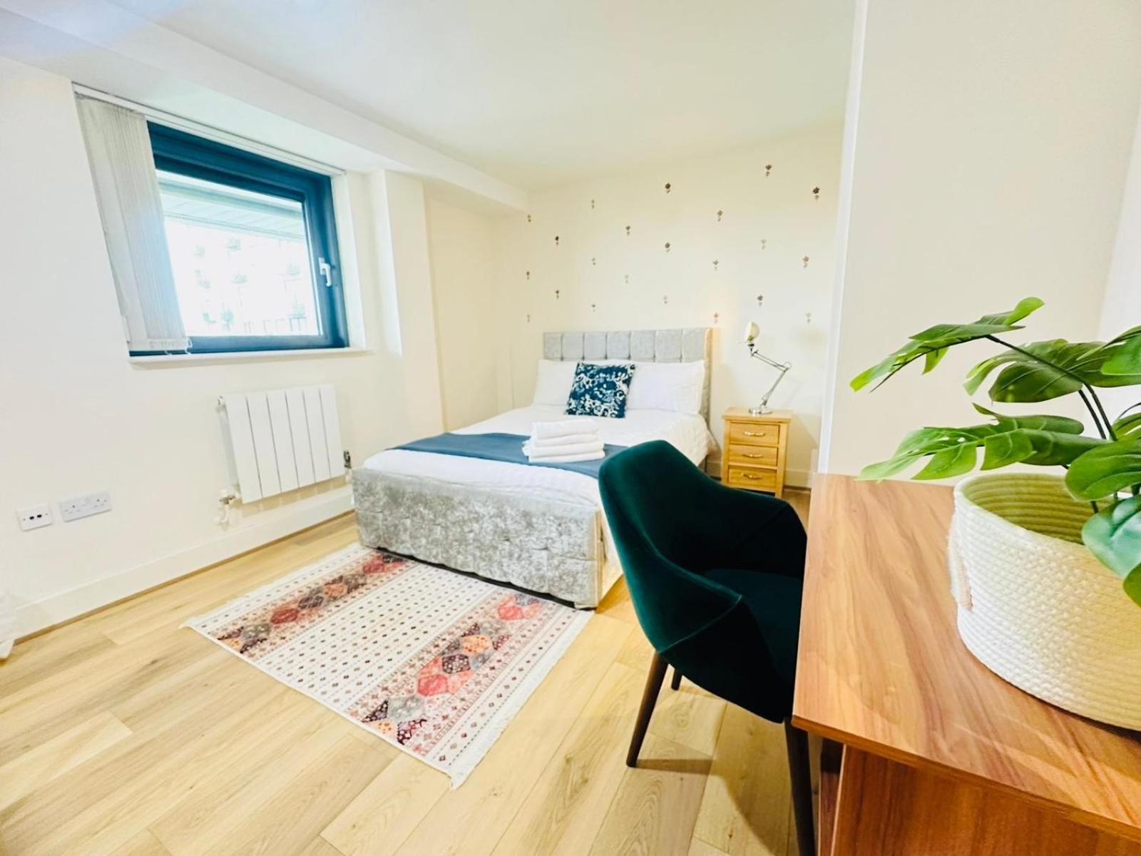 Modern 2Bed 2Bath Apartment Canary Wharf - Upto 5 Person Лондон Экстерьер фото
